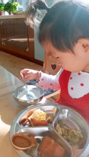 小十月第一次在幼儿园吃早饭,很开心