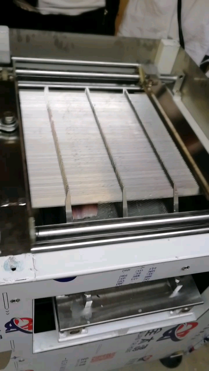 #小度放映厅·萌娃才艺秀#双仓斜切鱼片机切黑鱼2毫米效果!有了它做酸菜鱼就是这么简单!