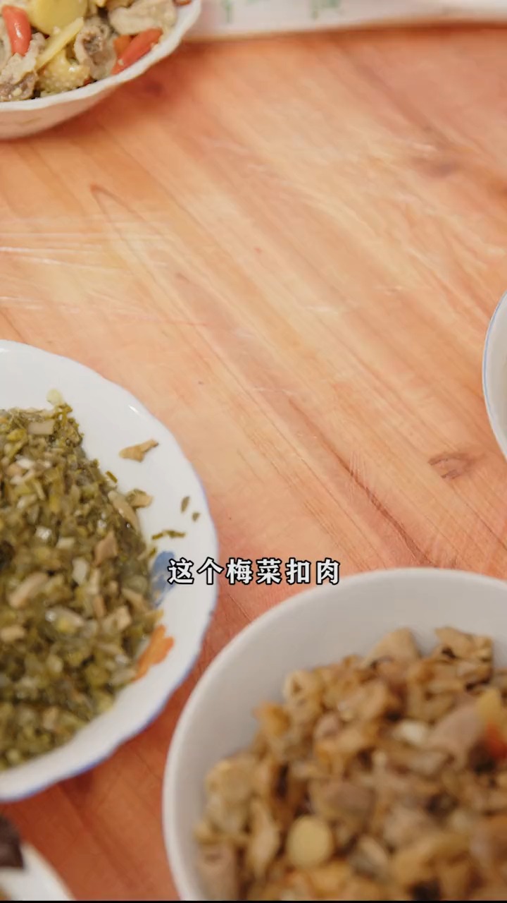 #美食#湖南特色菜梅菜扣肉,肥而不腻,入口即化,是宴席上不可缺少的一道美食。