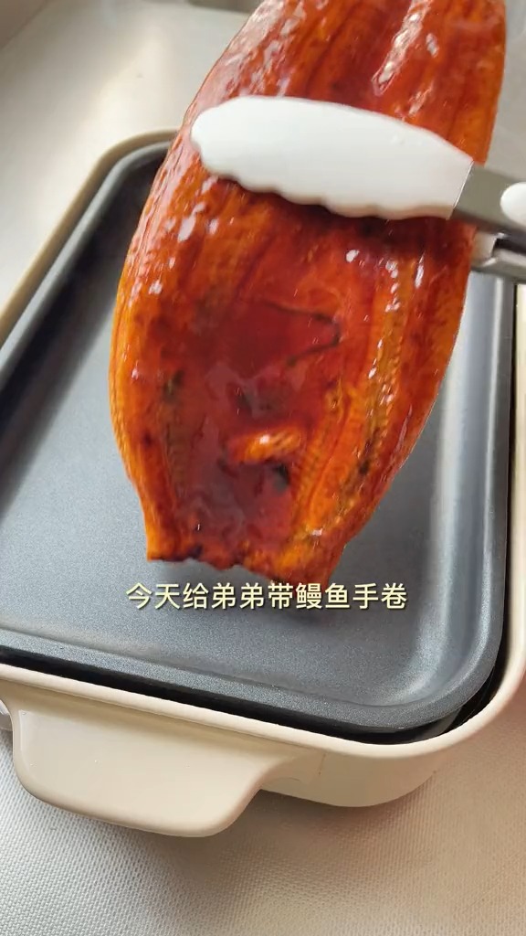 #美食#弟弟和美女同学的便当。鳗鱼手卷和芋圆烧仙草。孩子们日渐圆润......