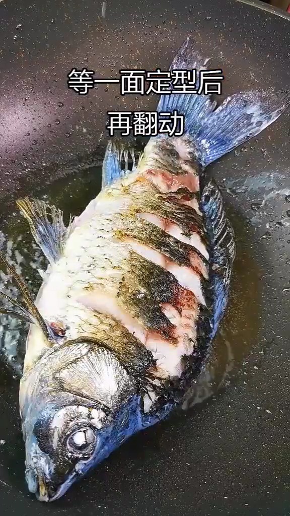 你们有没有觉得心情好的时候做的菜也更好吃呢,今天教大家做萝卜丝鲫鱼汤