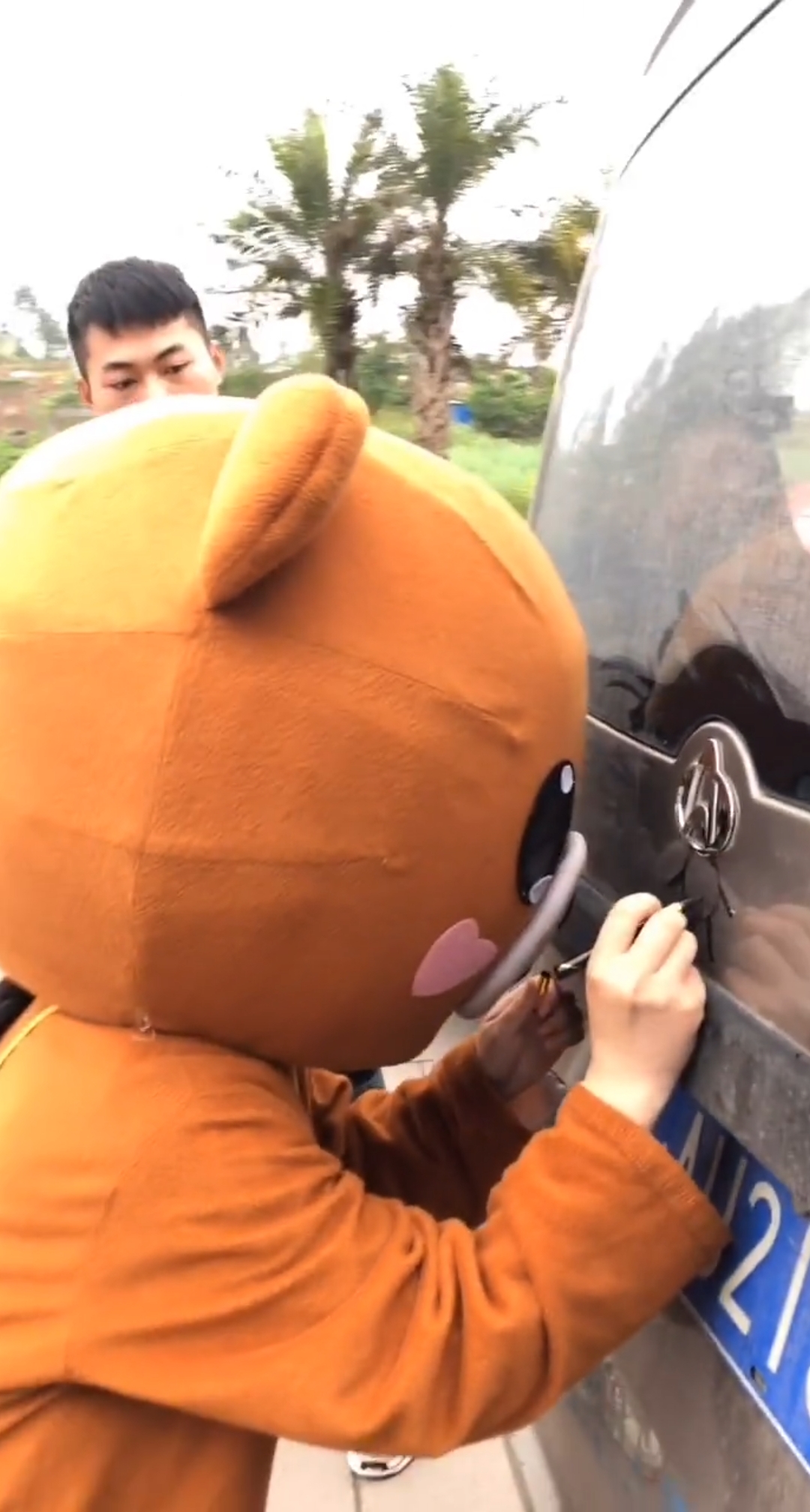 #网红熊#小熊设计的小黄鸭好看吗,车老板来了有点小尴尬