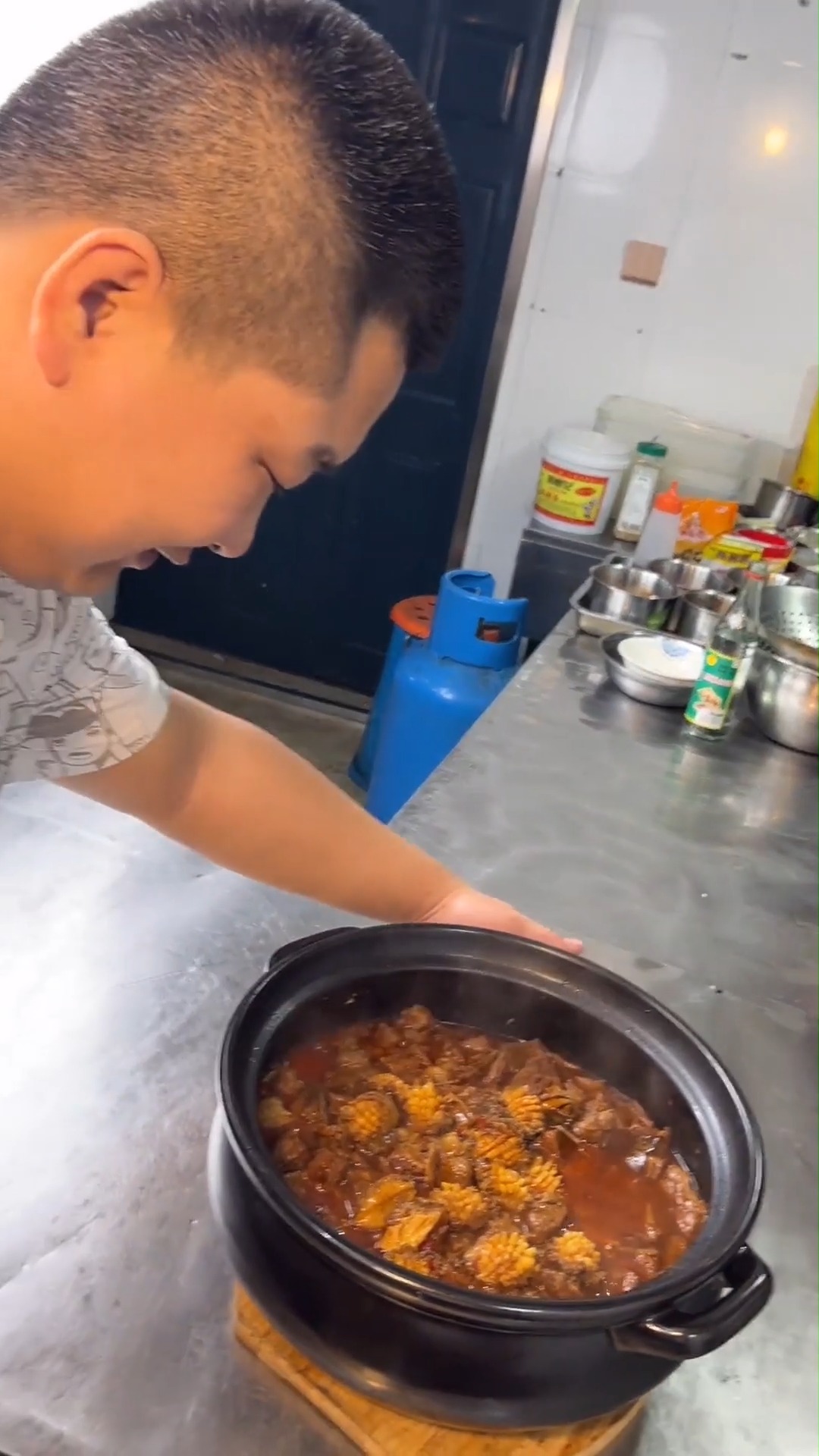 #美食#今天更新一道硬菜鲍鱼炖牛肉，老三买了两次牛肉没少花
