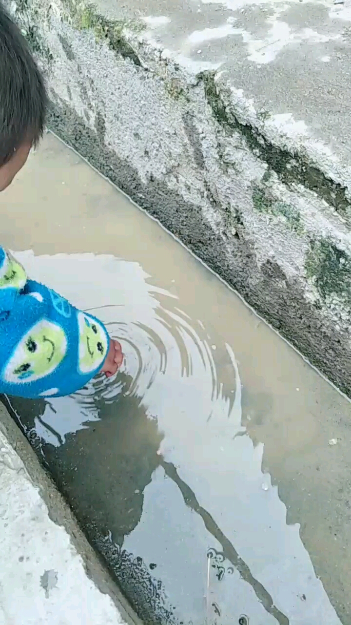 小孩子捉鱼。