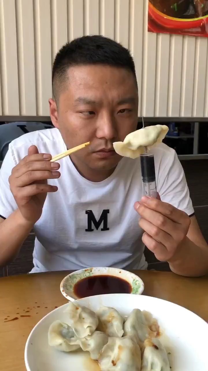 #搞笑段子#《最牛吃饺子》喜欢的老铁双击评论666…搞笑创意，危险道具请勿模仿！