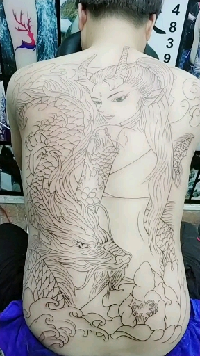 满背线条纹身完毕