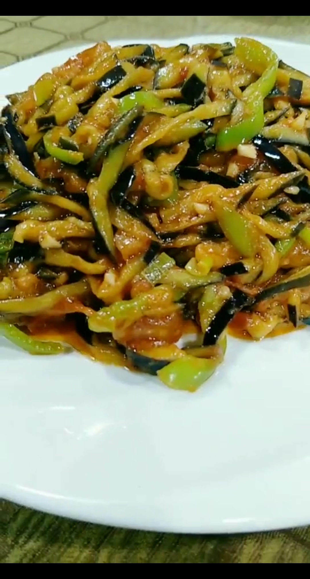 #美食宏哥故事汇#教你一招【番茄炒茄丝】不变色不出水特别下饭。@全民小助手