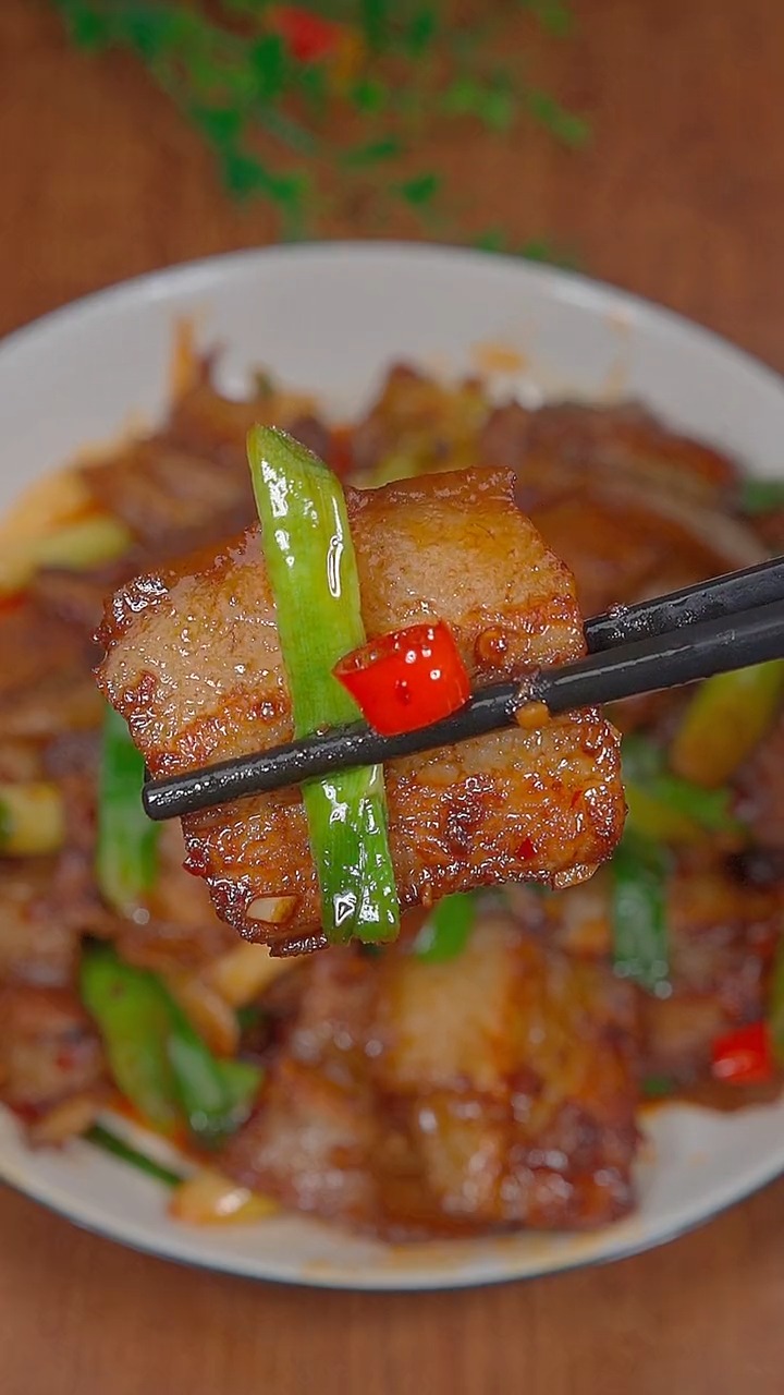 #美食#教你在家做出地道的川味回锅肉,简单又方便又好吃。