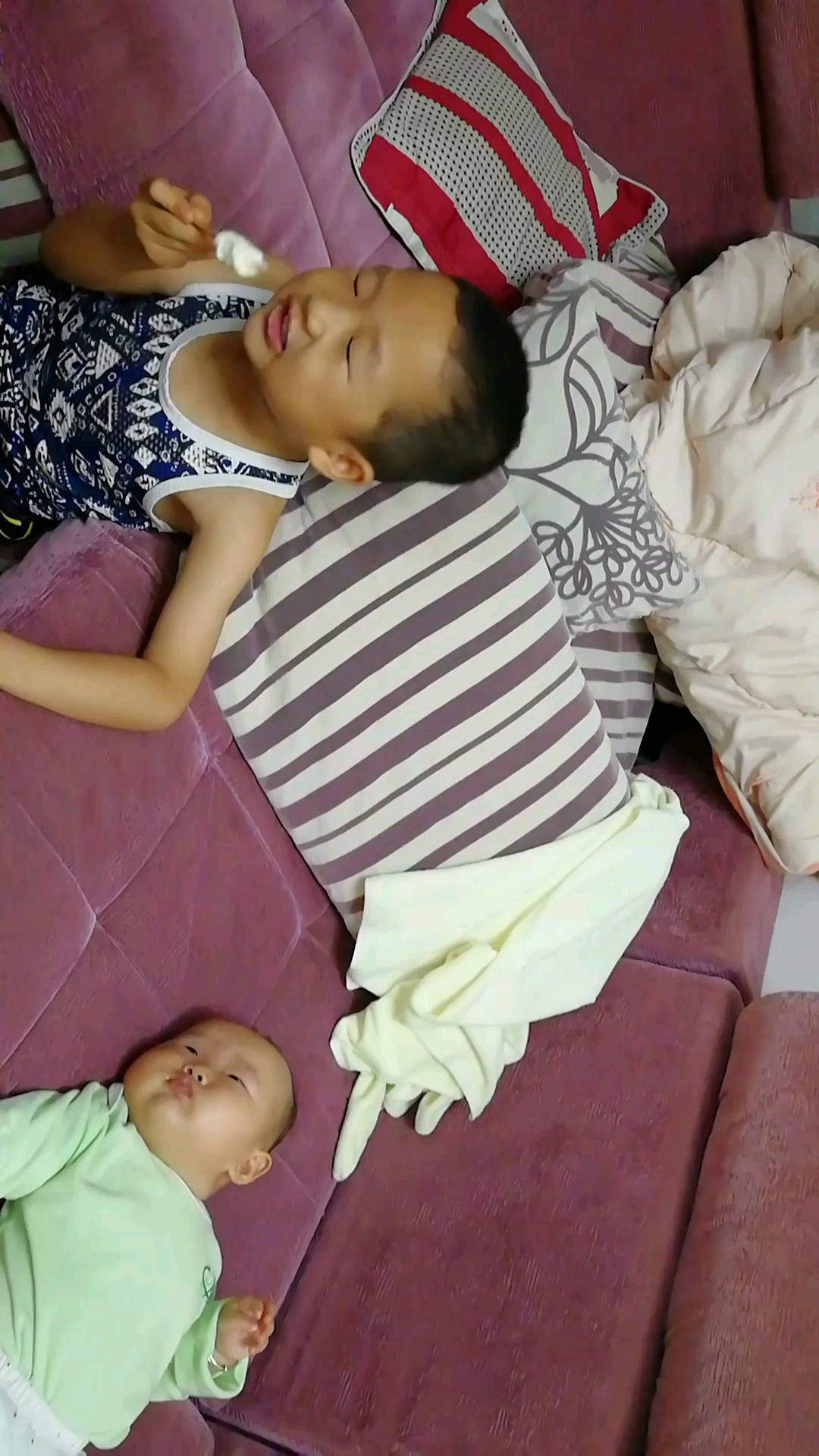 哥哥在旁边吃着冰激凌,妹妹看着都流口水了