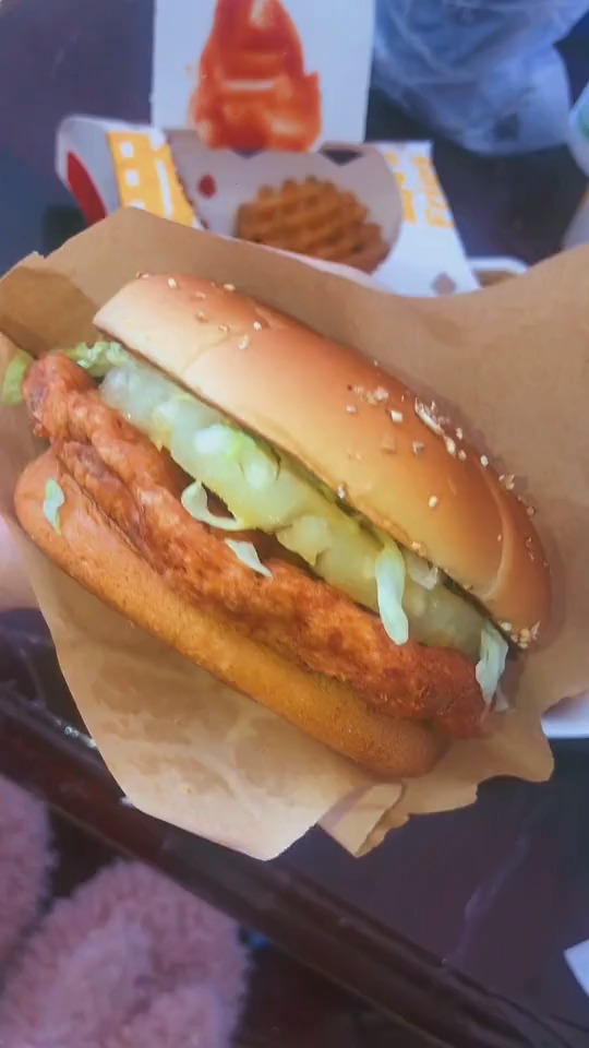 #美食#麦当劳新品金凤来福鸡排堡也太好吃了吧!