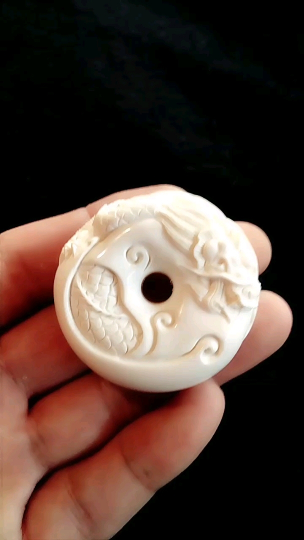 @全民小助手猛犸牙手雕面包圈–穿云龙雕工细腻,满纹冰料。