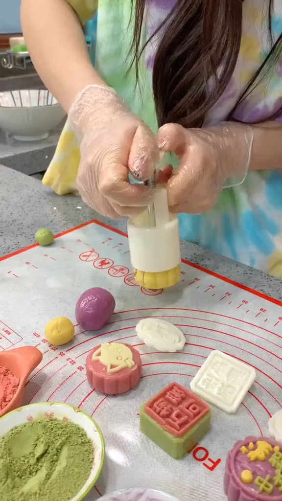 和泡芙一起做了可可爱爱的中秋月饼大家中秋快乐哦王泡芙