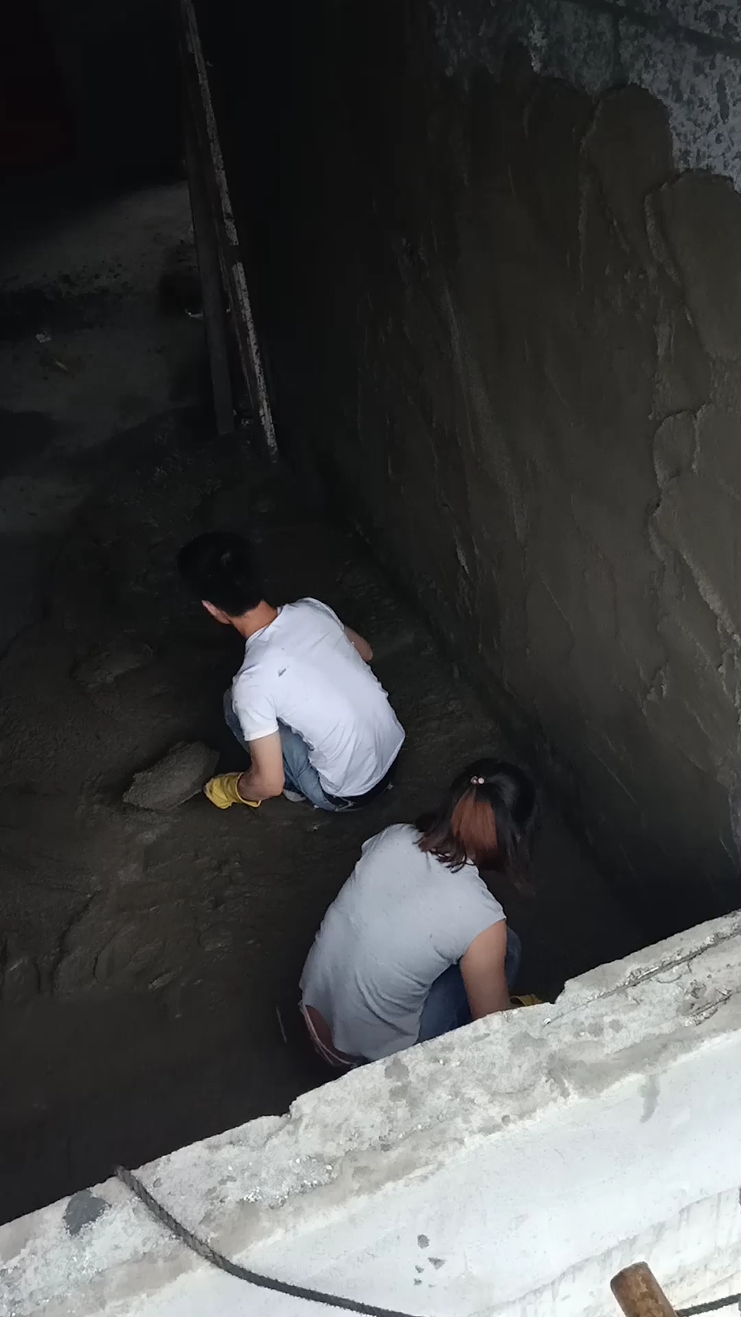 #可爱到爆了#一对年轻情侣,男的是个粉刷匠,女的无怨无悔的陪他一起干起了粉刷,这就是同甘共