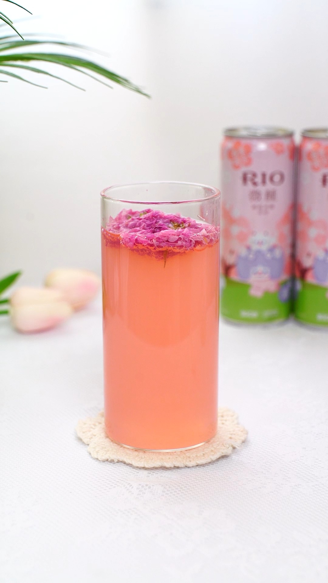 #鸡尾酒#玫瑰花和RIO微醺鸡尾酒的搭配,绝啦!我用的是春日限定的桃花米酿口味哦。