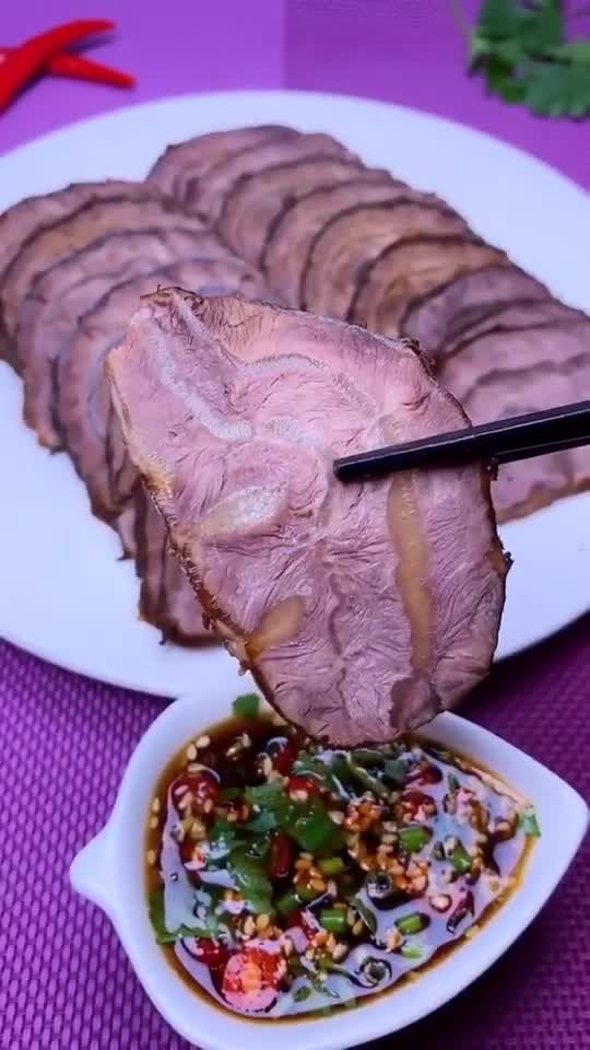 卤牛腱子肉,蘸上酱料,贼好吃
