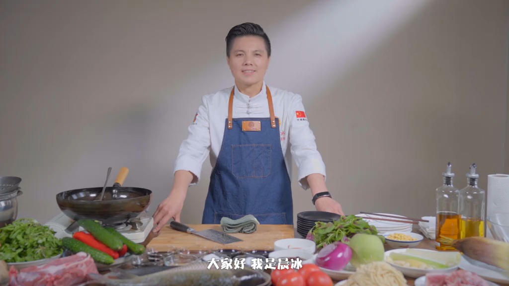 #轻知计划#饭店大厨教做荠菜冬笋,冬笋切段有讲究,一人能吃一大盘