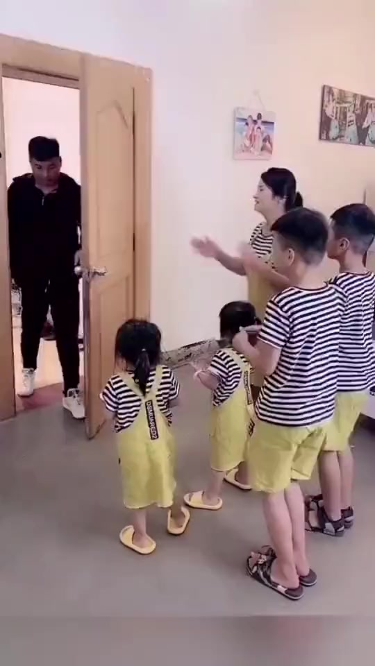 #搞笑段子#这排场够大吧,带着双龙双凤迎接赚钱的回家