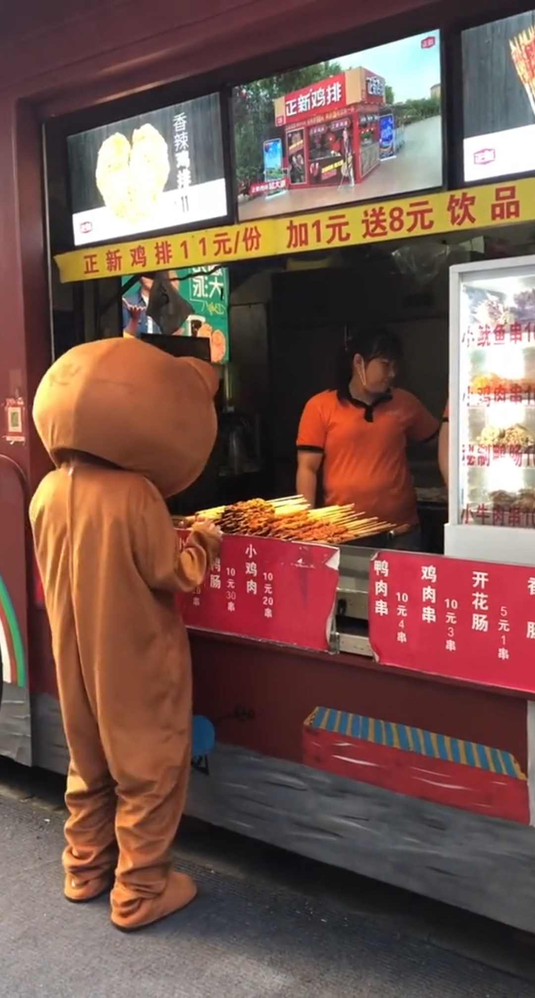 小熊赖上老板不肯走了。