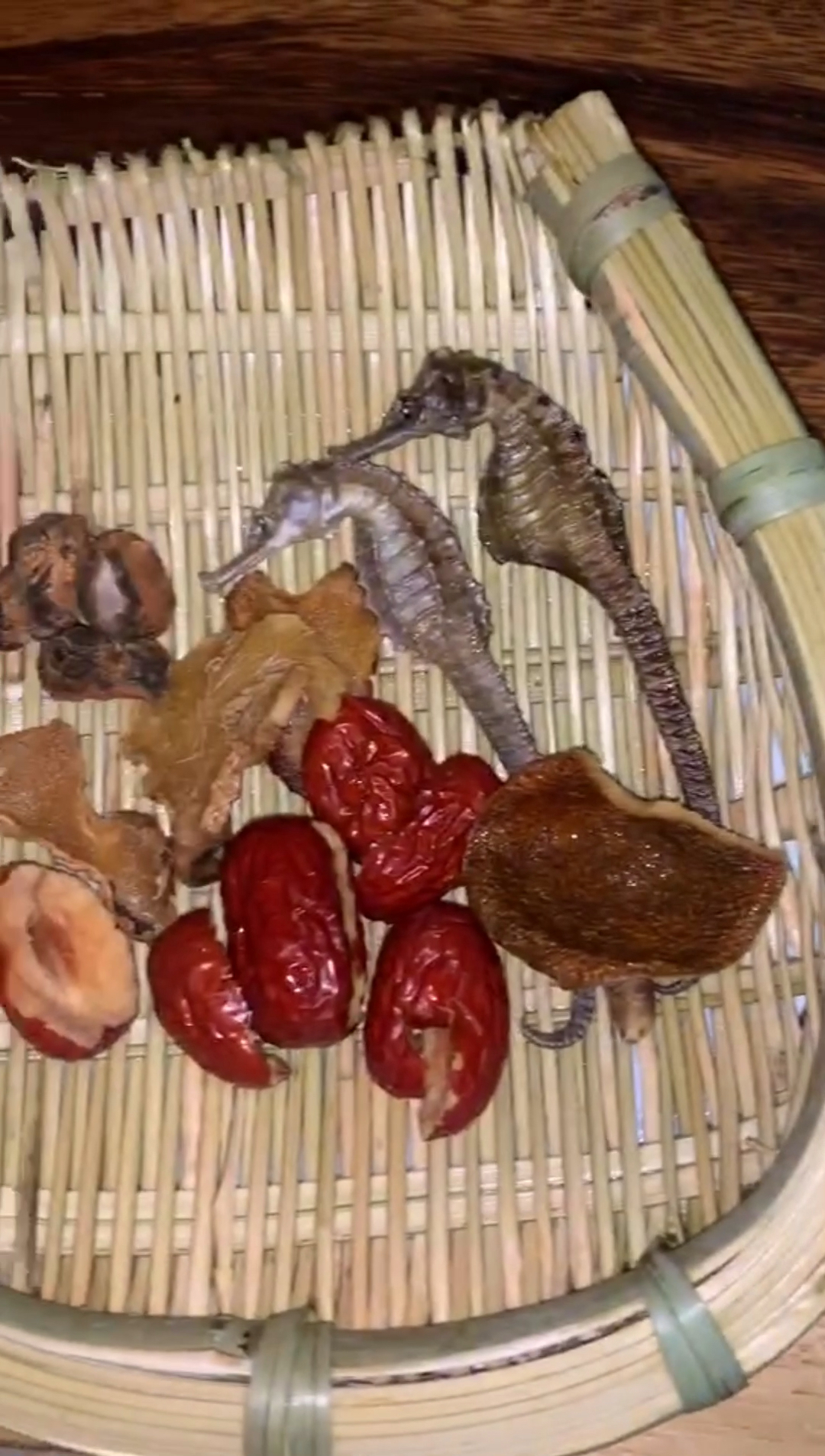 海马三七增高汤、材料:海马,三七,瘦肉,陈皮,生姜、慢火炖二小时,放小许盐即可食