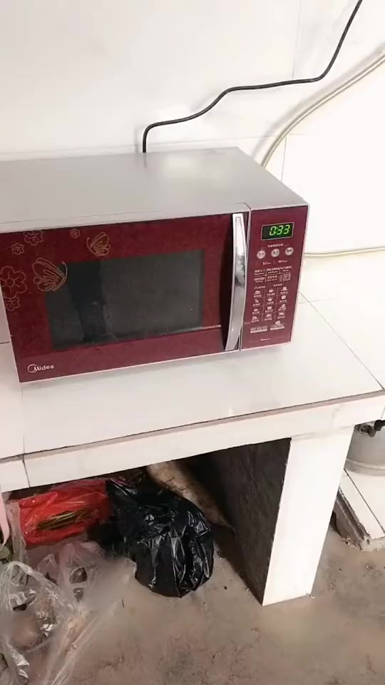 #搞笑段子#微波炉不要加热纸质包装的食品,说了几次了还不长教训