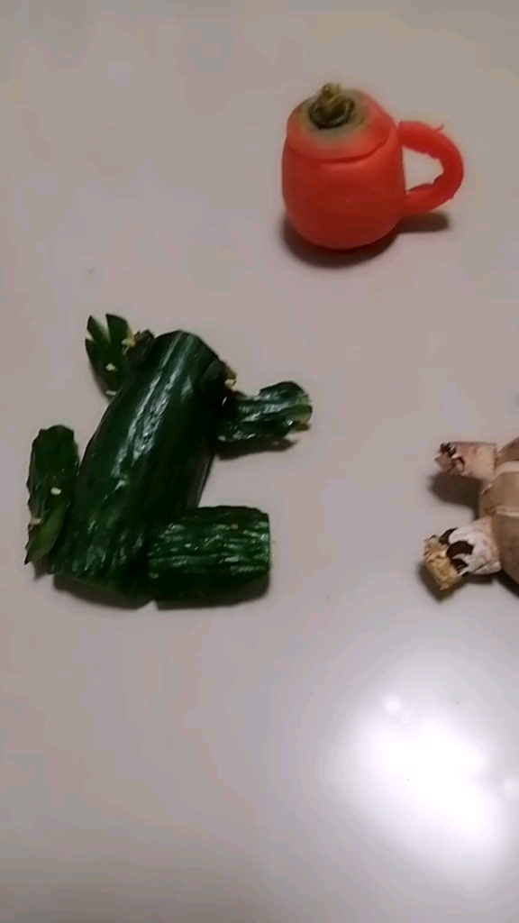 我这当奶奶的容易吗?给孙子用蔬菜做的手工作业#幼儿园手工