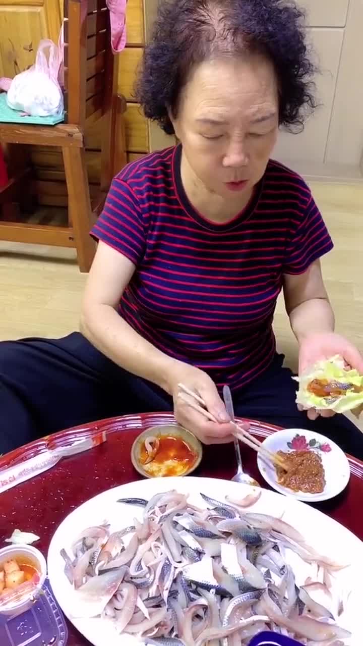 搞不懂为什么韩国人那么喜欢吃生鱼片,看着好腥,这玩意在中国有人吃吗