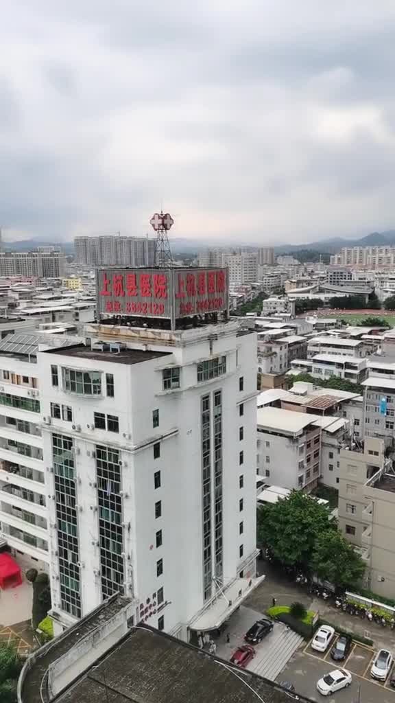 福建龙岩有个县叫上杭县杭城美食拌面,猪血,肉夹子猪血,包粄,牛兜,簸箕粄不说了,下班吃饭