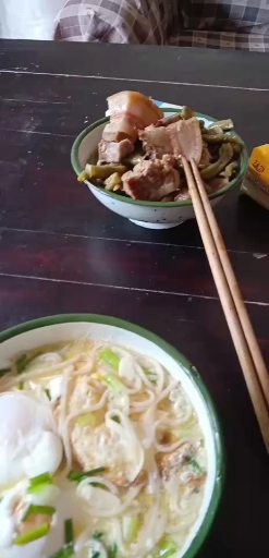 农家豆角炖腊肉 土鸡蛋煮挂面 馋不完的味道