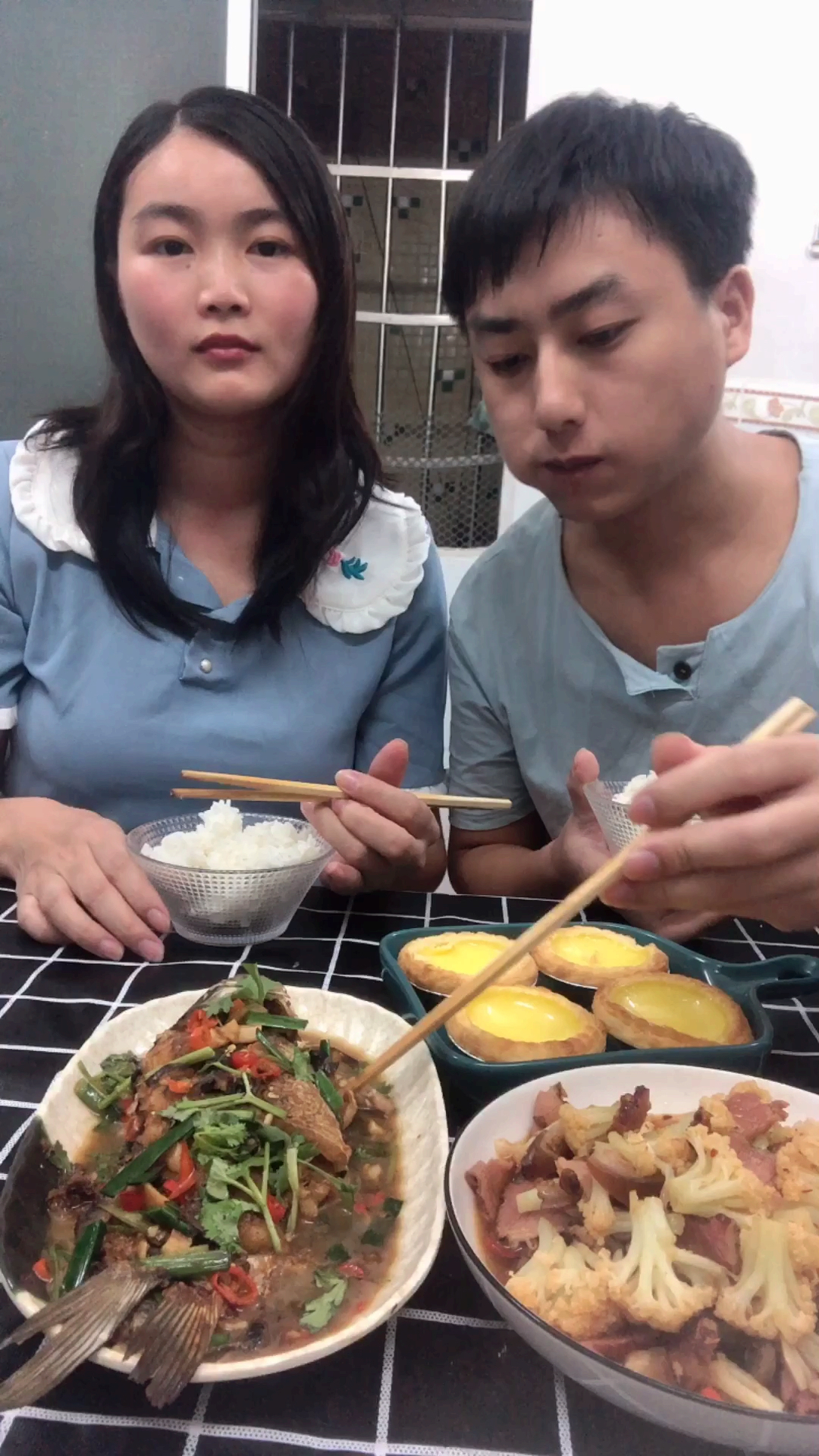 #记录生活#湖南人在广州打拼今天花15在家做了红烧鲫鱼还有腊肉炒,两个人吃到饱。