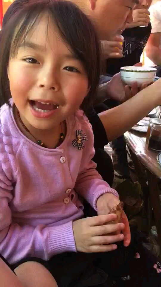 我侄女子拿了只鸡老壳来学公鸡叫把这里人逗笑了