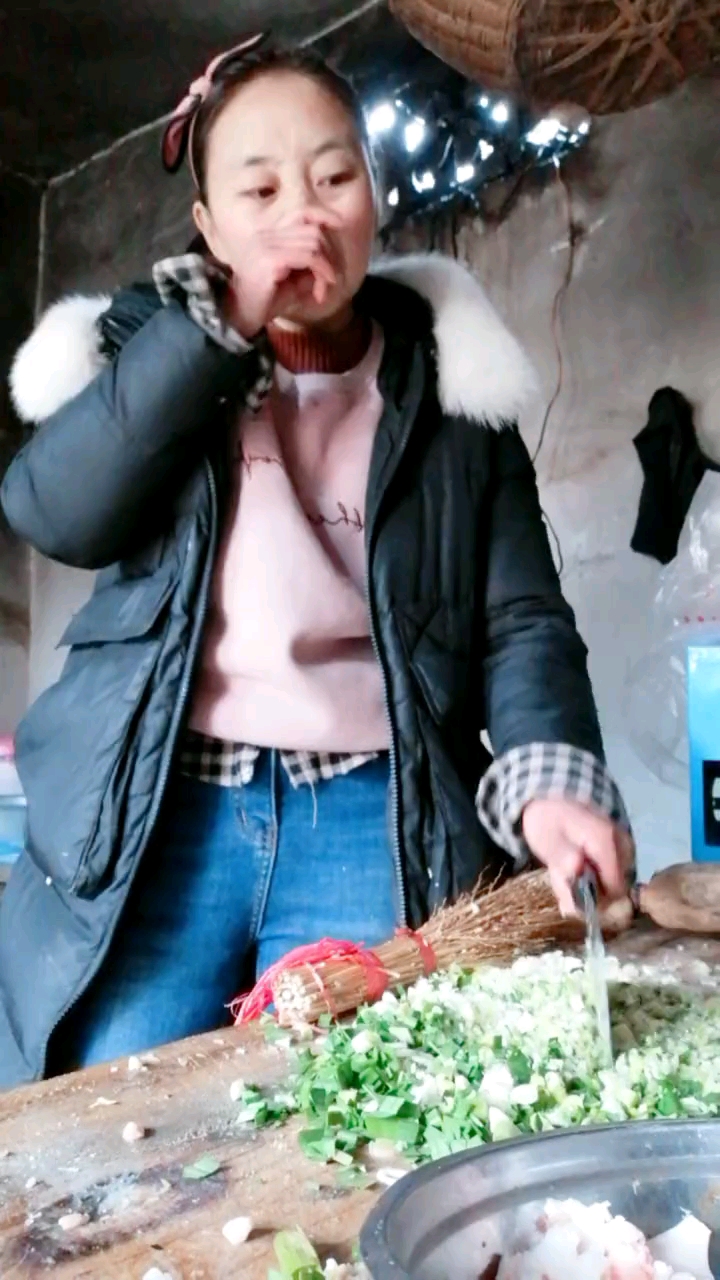 去年剁葱一直哭,老公说饺子馅莫名其妙的咸了,今年试试这个法子!