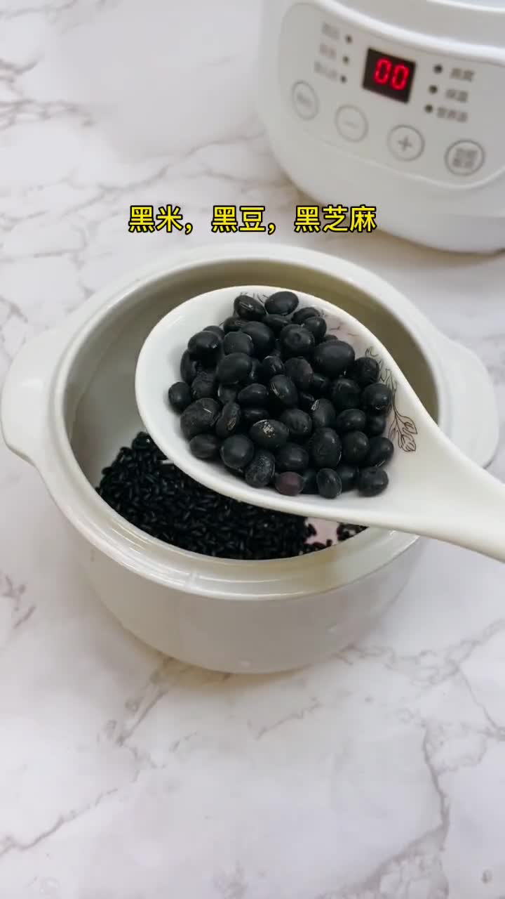 春季黄金季,还要多吃这几种黑色食物,黑米,黑豆,黑芝麻,不仅可以帮助补丐,还有乌发养发的作