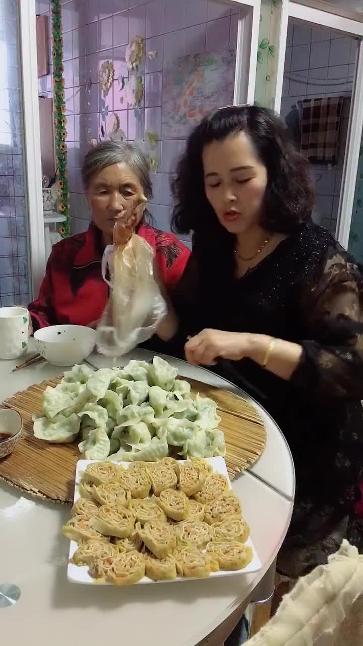 我老公喜欢吃沟帮子熏鸡,我爱吃奥尔良鸡腿,妈没有爱吃的,对了她爱吃榴莲