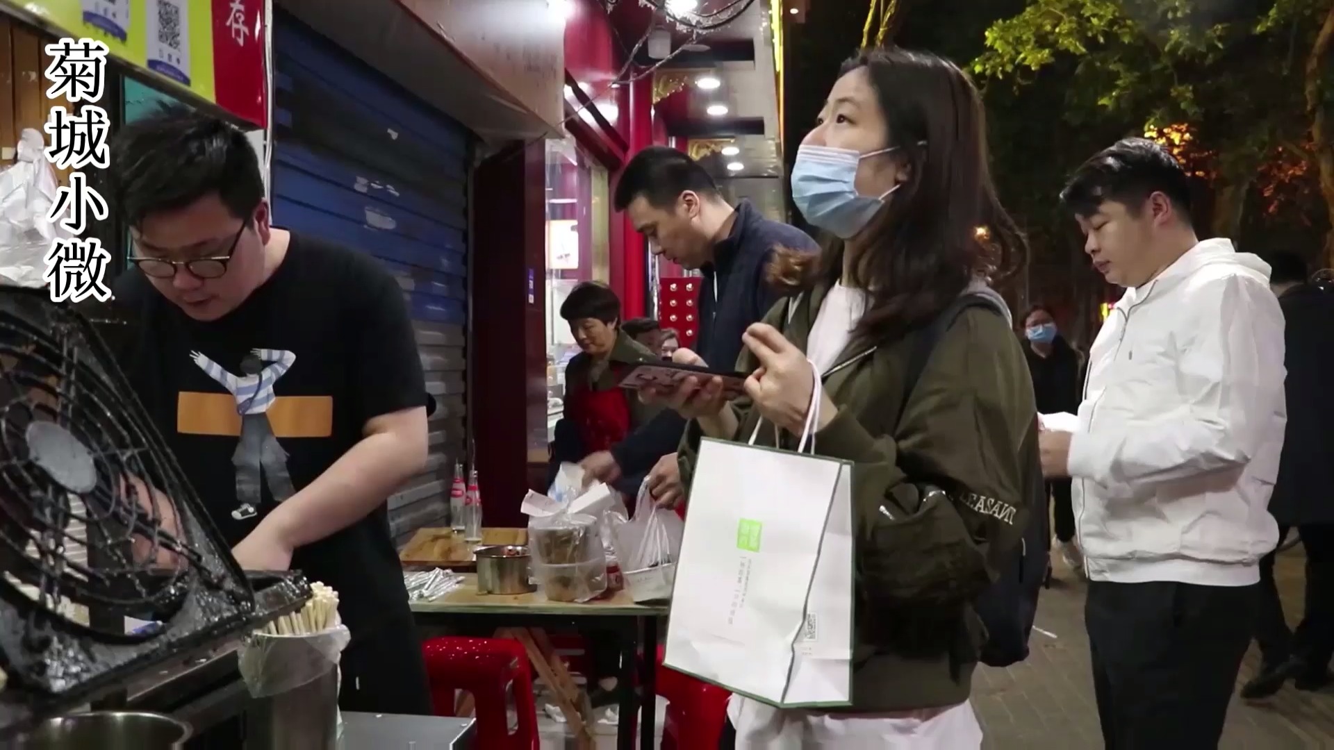 #探店美食#深夜豪华炒面,凌晨2点人最多,一晚开炒200份,到底值不值