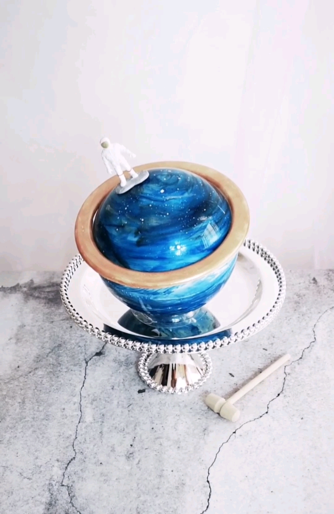 梦幻星球蛋糕,敲开有惊喜。