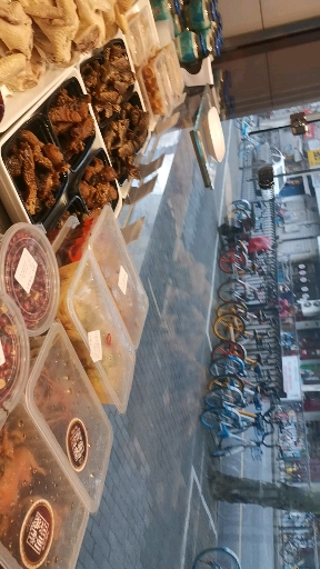 上海当地特色还是很多的吃的,大早上摆放满满 