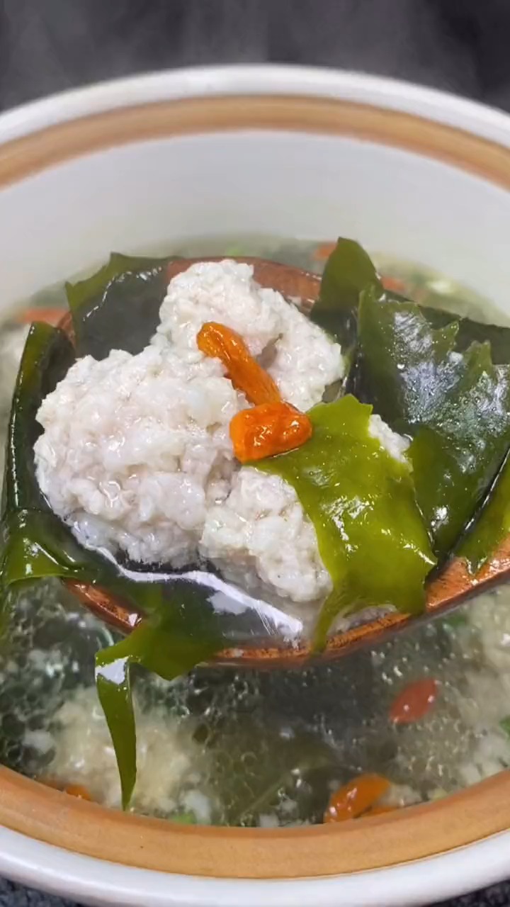 #春日好食光#春季是长个子的季节,每周我都会做一道这样的裙带菜肉圆汤,鲜嫩味美