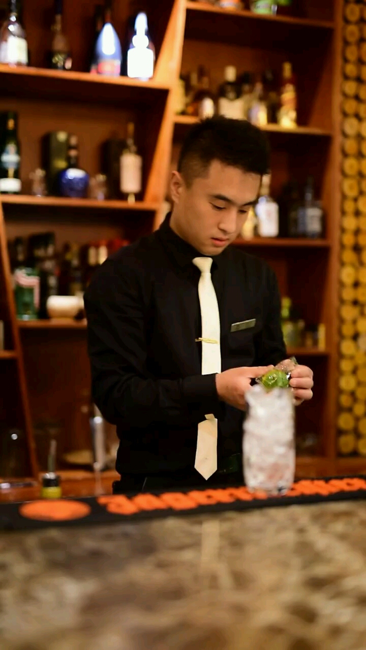 这才是鸡尾酒加冰的真相你们一直都错怪调酒师了!@调酒师Qu