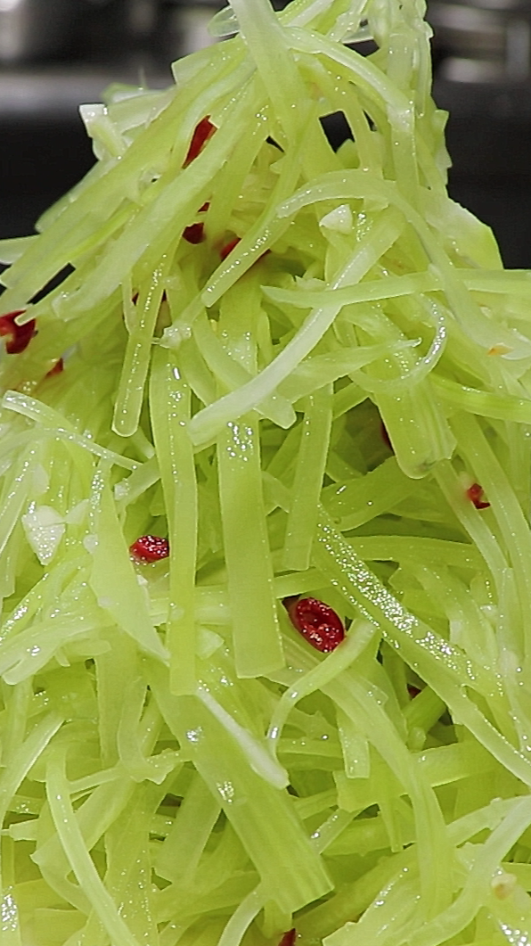 #美食#没想到莴笋还能这样做?大厨不用一滴油还不焯水,做出来真心好吃