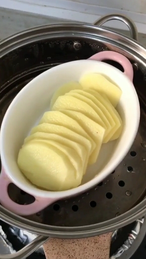 蛋黄酥,土豆蒸熟过筛加入核桃油混合,包入紫薯泥,刷上蛋液,130度烤10分钟