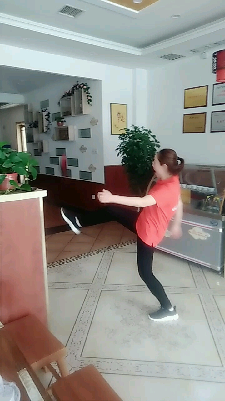 大圣甲鱼村员工正在踢绢子