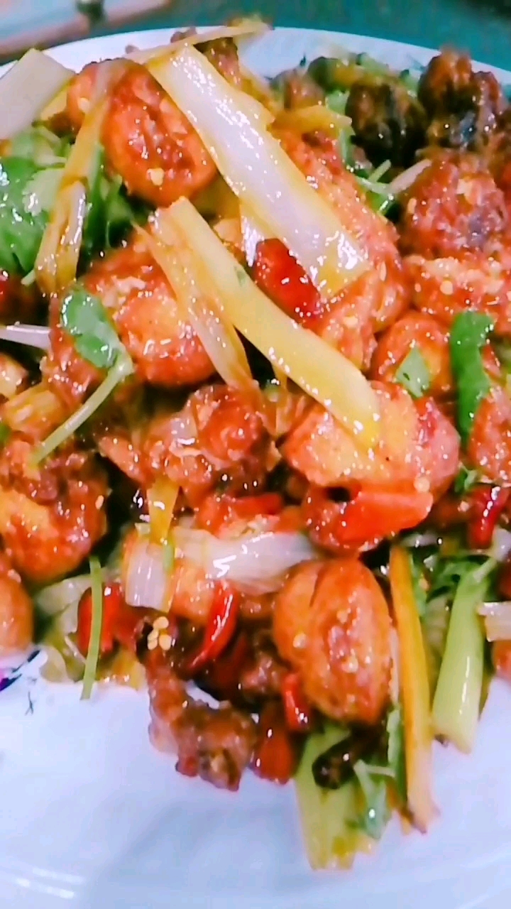 爆炒野鸡,也是店里最的一道菜,卖疯了