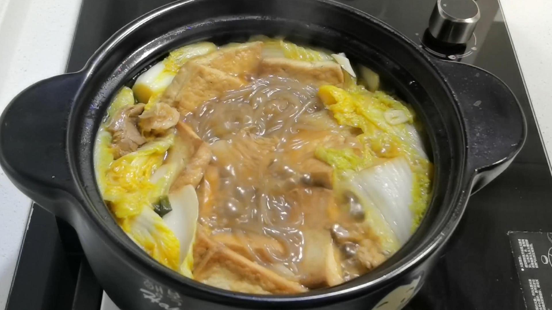 砂锅娃娃菜,搭配五花肉,粉条和豆腐,软烂入味,香而不腻,解馋