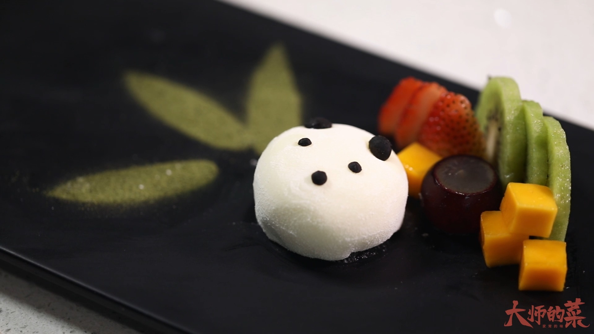 #美食#萌哭！烹饪教师手把手教你做，熊猫造型“荔枝雪媚娘”！
