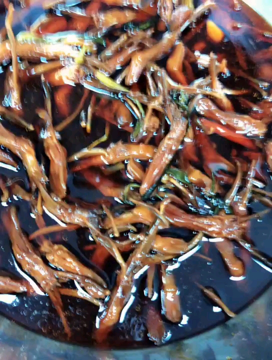 做好的麻辣鸭舌头,给李连杰打包