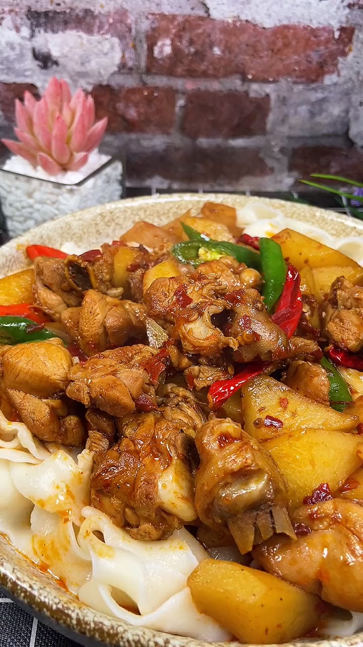 这样的大盘鸡拌面你确定你没留口水