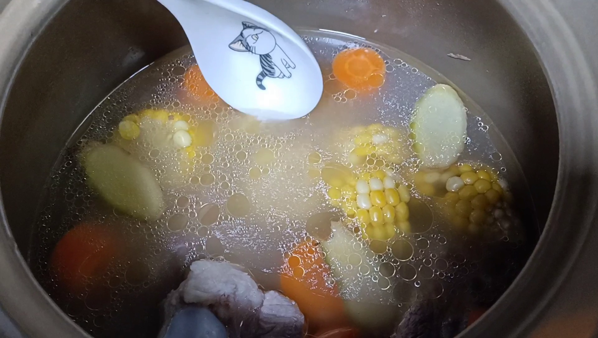 家常菜-玉米胡萝卜筒骨汤