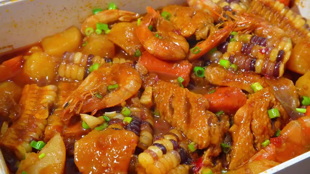 #美食#今天过节~给老妈做了一大锅她爱吃的鸡翅虾堡还得到了大大的赞赏开心