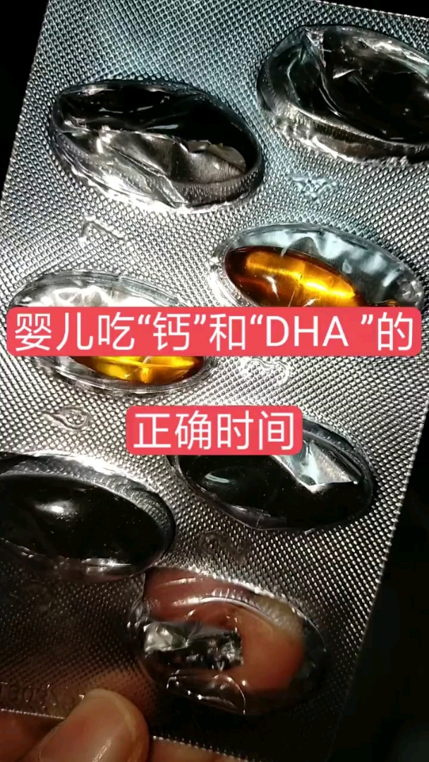 宝宝出生十五天后就开始给宝宝补鱼肝油!早上十点左右有太阳好吸收!补钙应该在两餐间