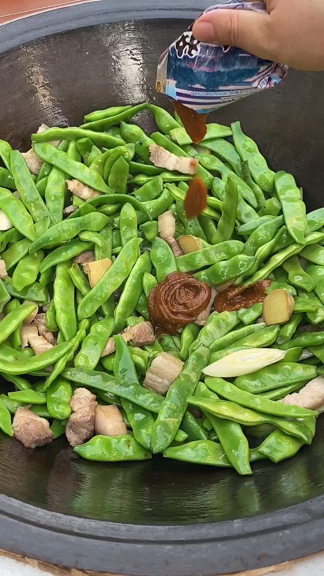 东北特色一锅出铁锅炖豆角蒸茄子蒸土豆蒸鸡蛋酱锅贴大饼子,老好吃了